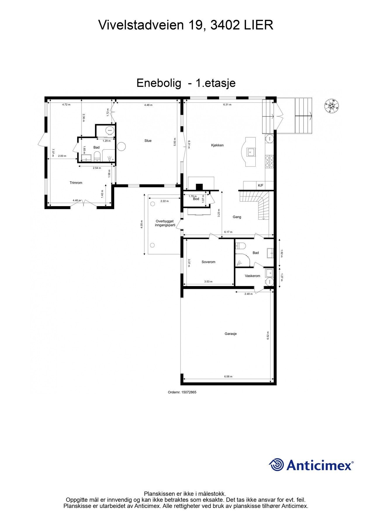 Boligens første etasje består av gang, baderom/vaskerom, soverom, kjøkken, stue, trimrom, baderom og garasje. Galleribilde
