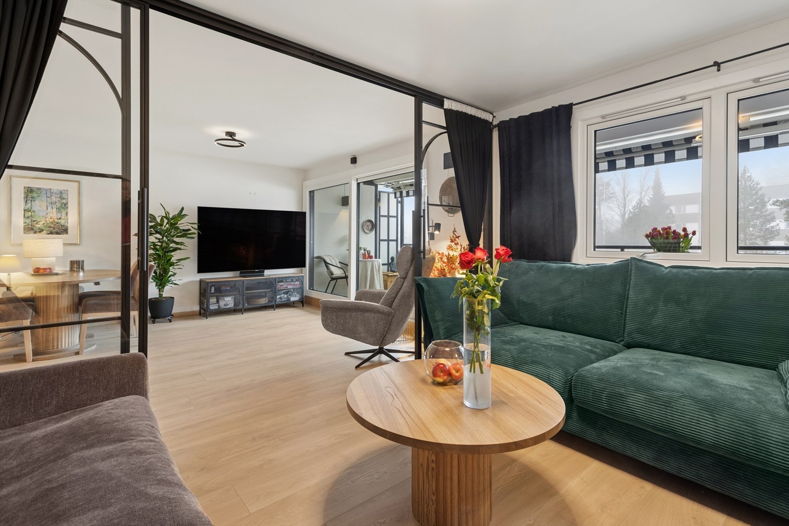 Elegant glassvegg skaper egne soner uten å stjele lys eller romfølelse Galleribilde