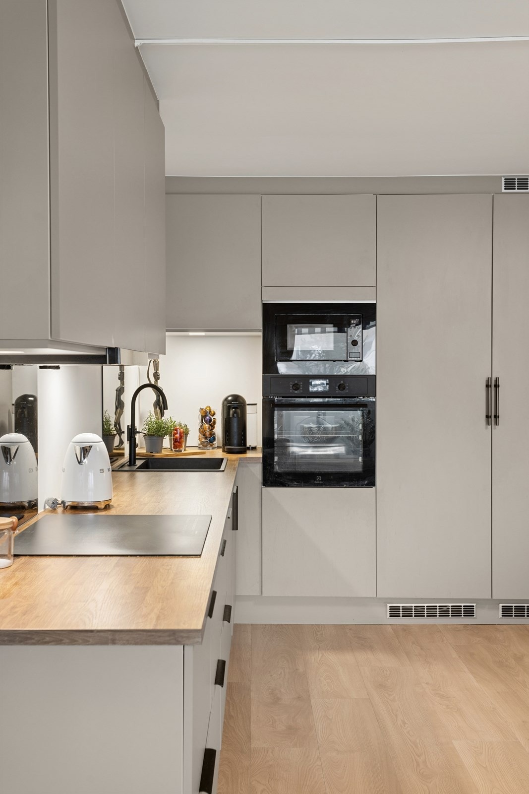 Lekkert kjøkken fra 2024 med god skap- og benkeplass. Galleribilde