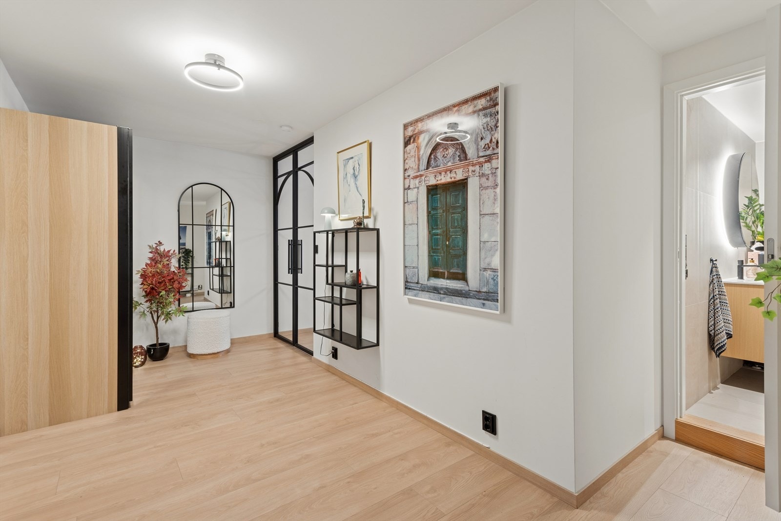 Velkommen inn. Her er det en romslig entre med garderobeskap. Galleribilde