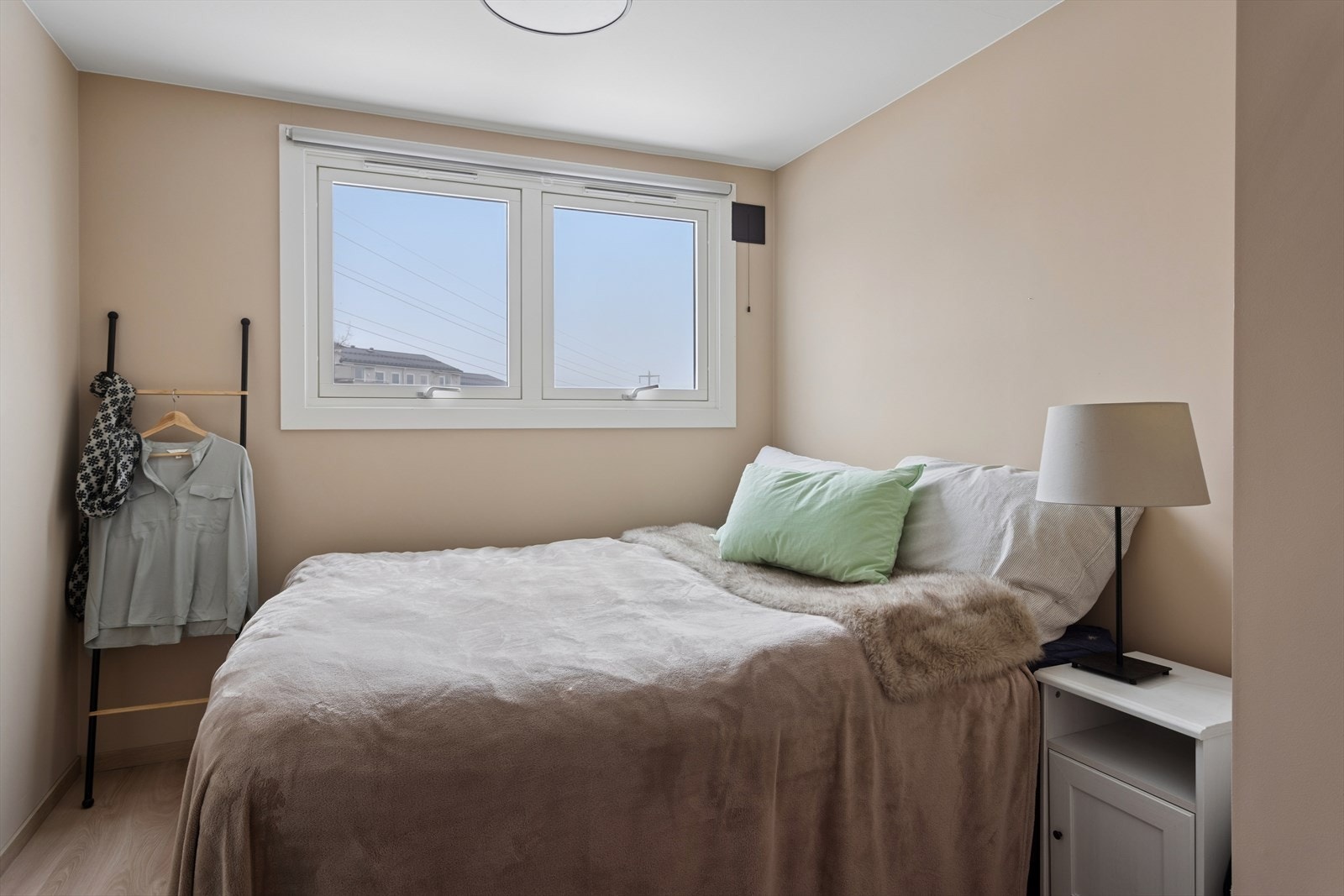 Soverom nummer 2 er og av god størrelse med oppbevaringsmuligheter Galleribilde