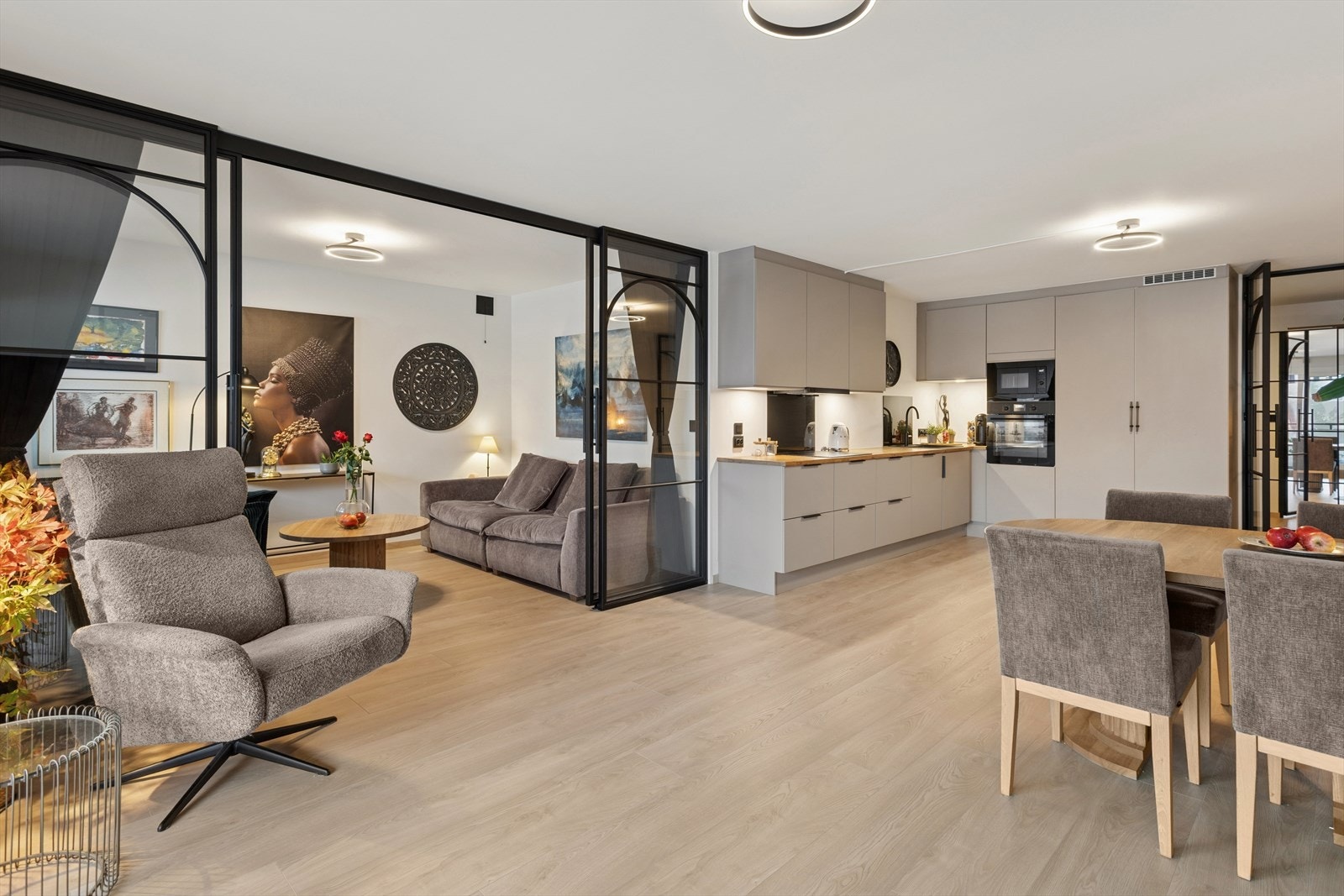 Inngang til soverom eller ekstra stue med skyvedører i støpejern og glass. Her kan man bruke gardiner hvis man ønsker gjøre det mer privat. Galleribilde