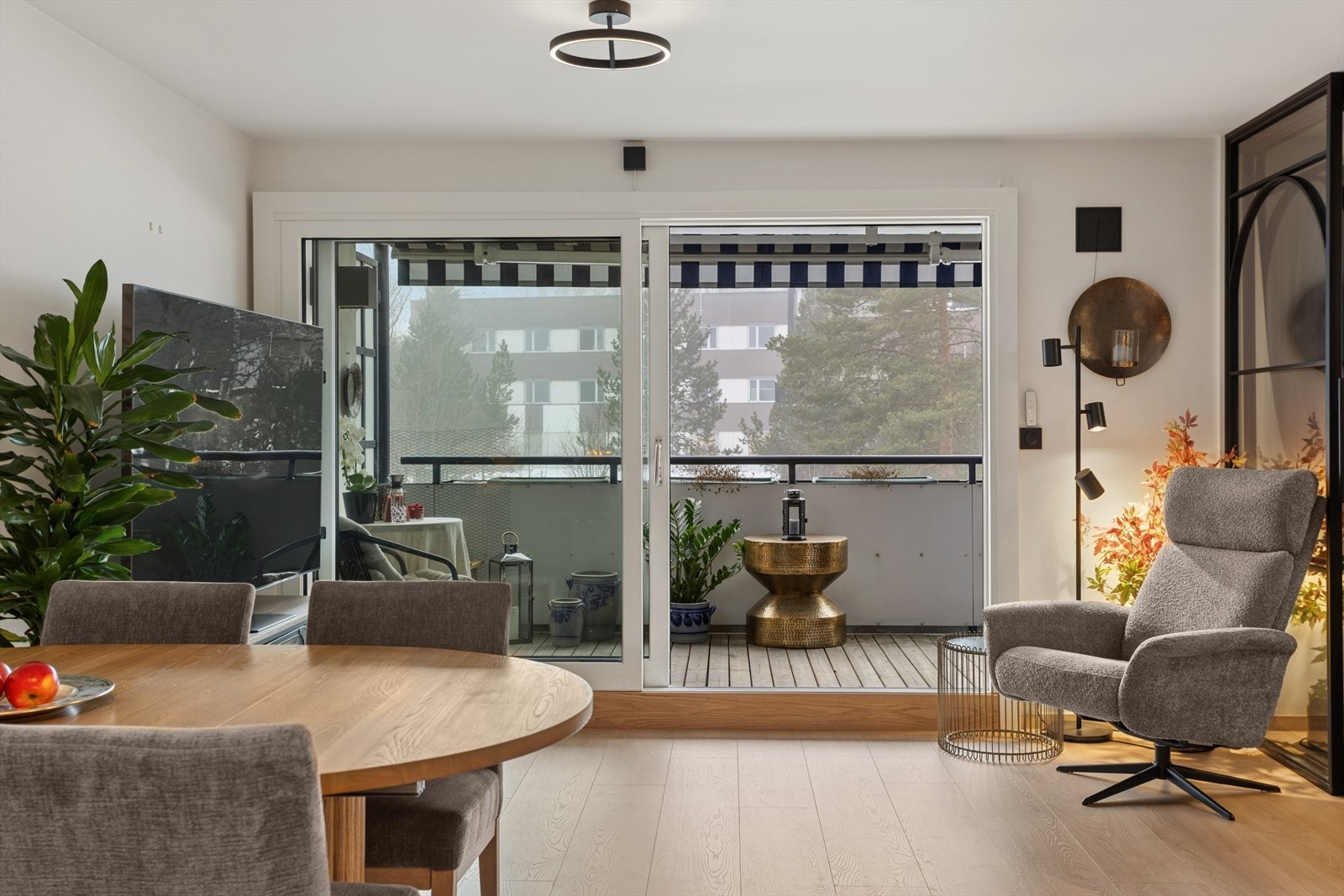 Utgang fra stuen til ca. 14 kvm vestvendt balkong. Galleribilde