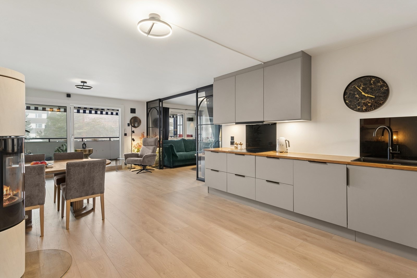 Store vinduer i front slipper inn rikelig med lys. Peisen i sandstein gir en god varme. Galleribilde