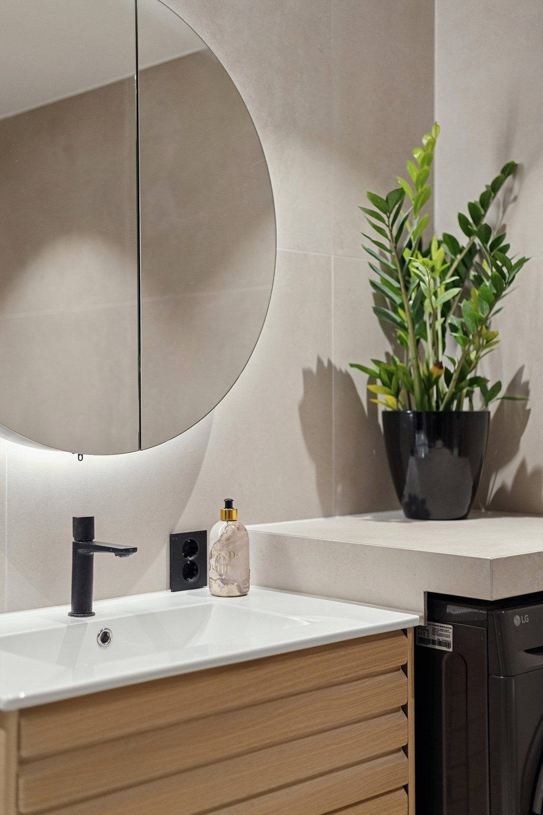 Lekre fliser og gjennomført bad. Galleribilde