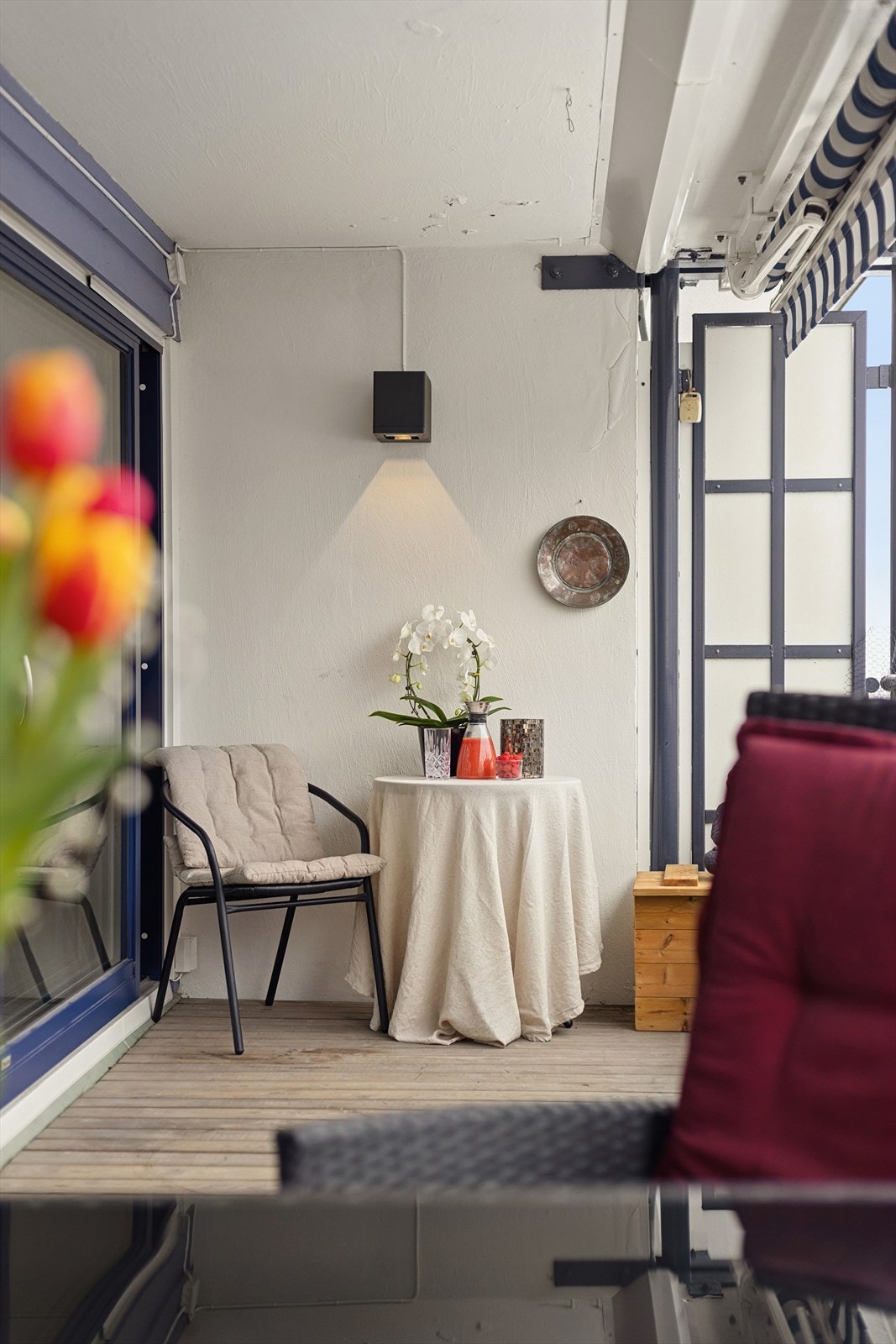 God plass for spisebord og sofagruppe. Blir som en ekstra stue om sommeren. Galleribilde