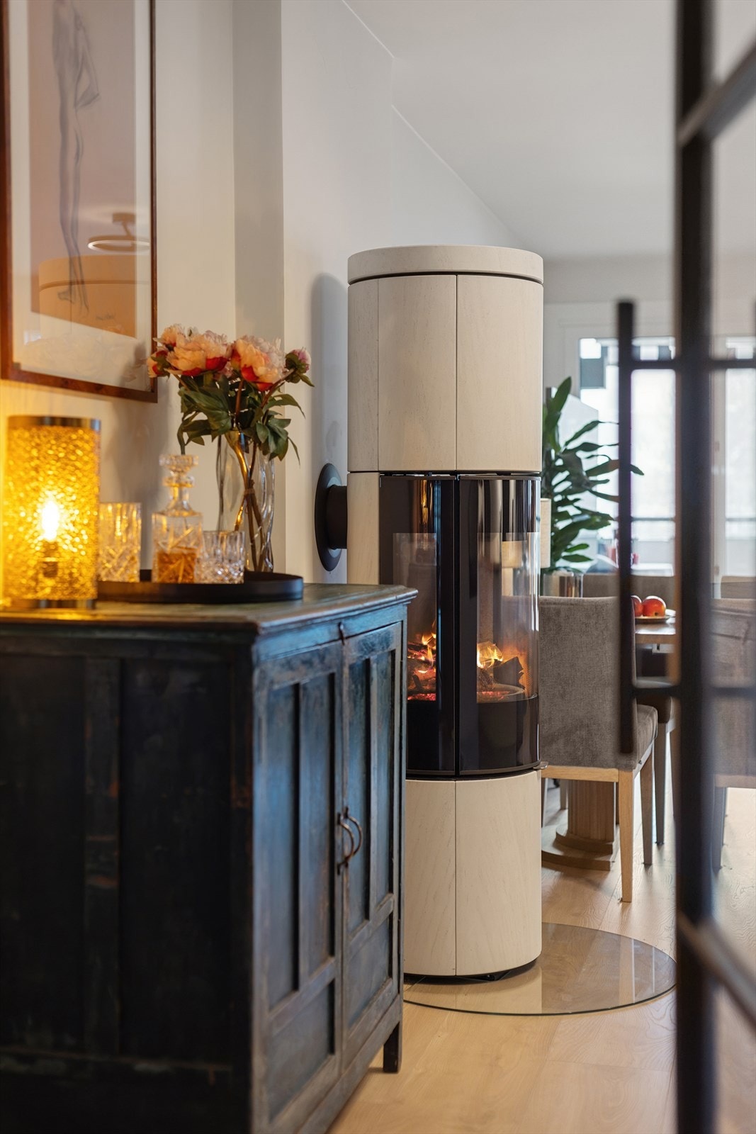 Lekker påkostet Rais rentbrennende peisovn i sandstein som skaper varm og god atmosfære i stuen/kjøkken. Galleribilde