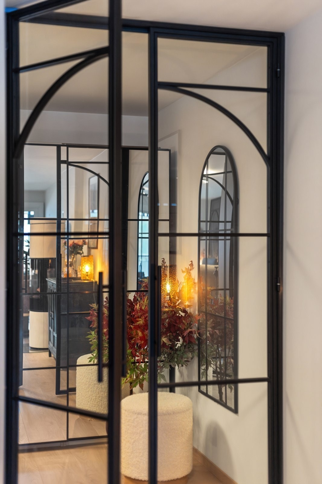 Det er påkostede smiejerns glassdører mellom entre og stue/kjøkken. Galleribilde