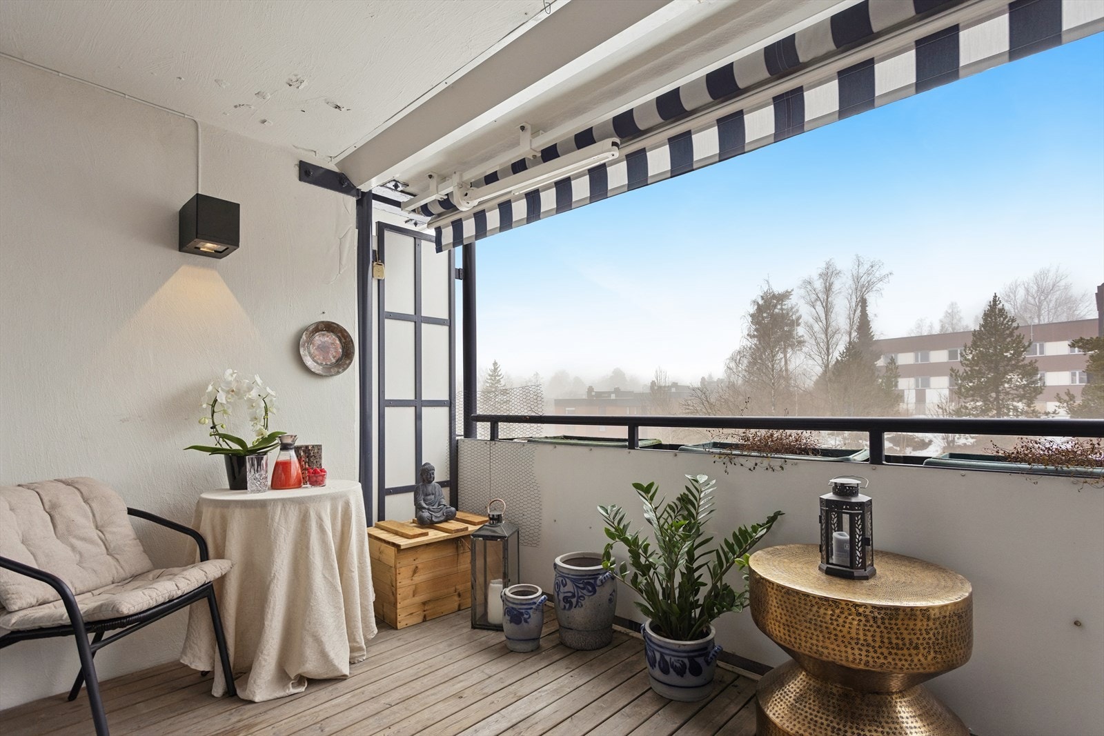 Stor usjenert vestvendt balkong. Galleribilde