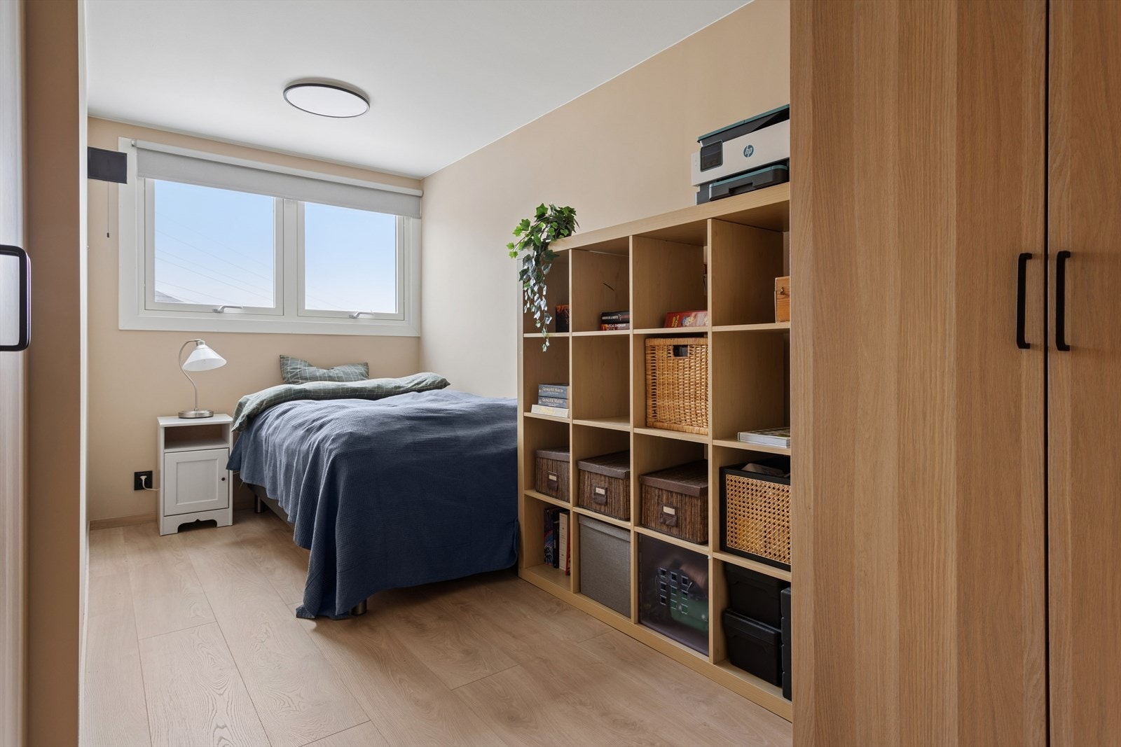 Soverom nummer 1 er av god størrelse med gode oppbevaringsmuligher Galleribilde