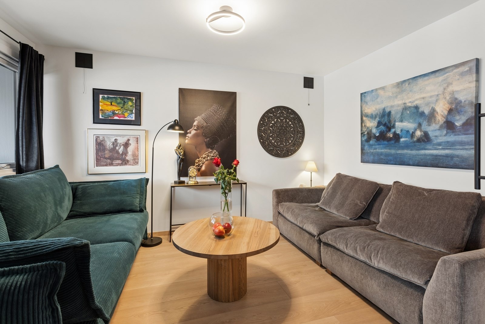 Soverom /ekstra stue med gjennomført fargepalett og god møblering.
Selgerne har brukt dette soverom som ekstra stue og gjesterom. Galleribilde