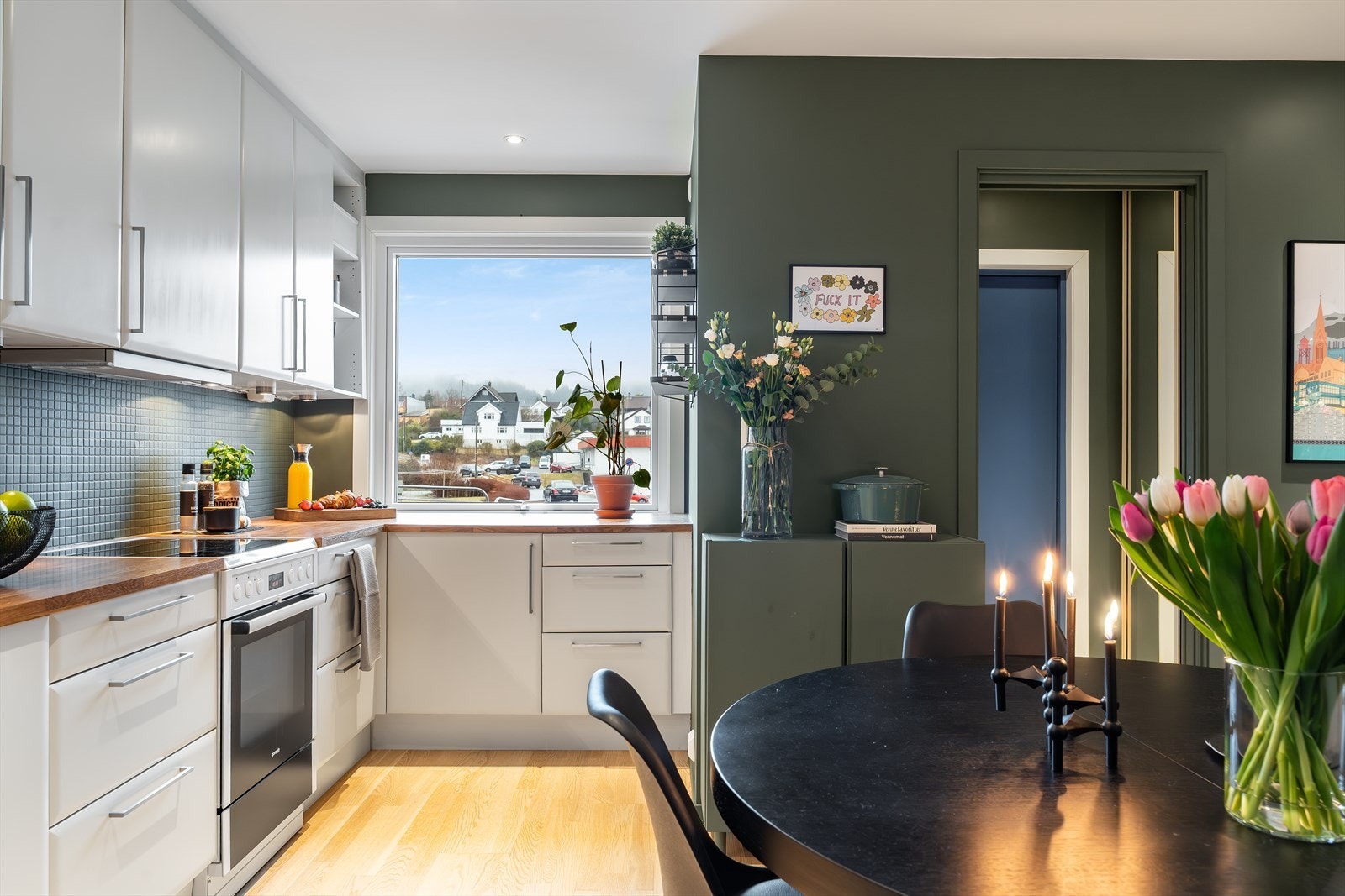 Pen lys kjøkkeninnredning Galleribilde