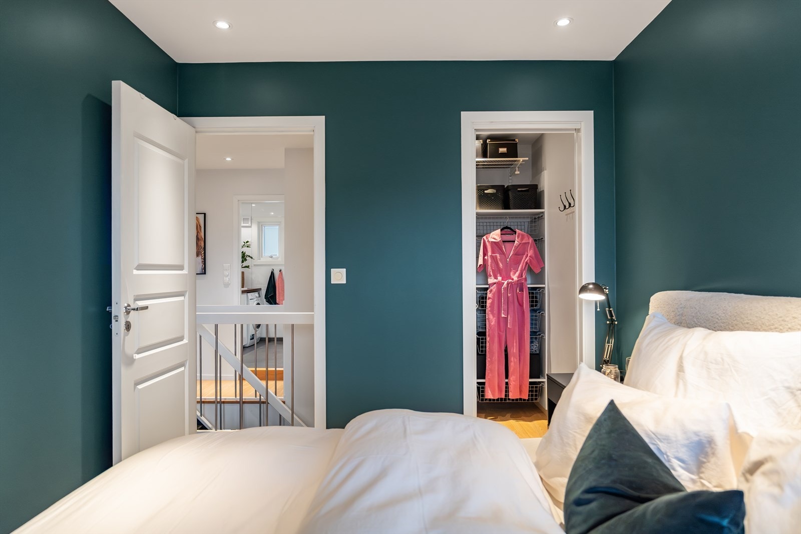 Direkte tilgang til garderoberom fra soverommet Galleribilde