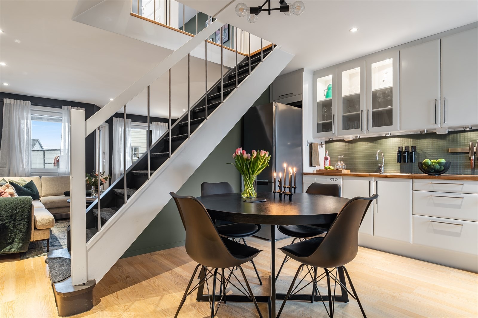 Det er delvis åpent mellom kjøkken og stue Galleribilde