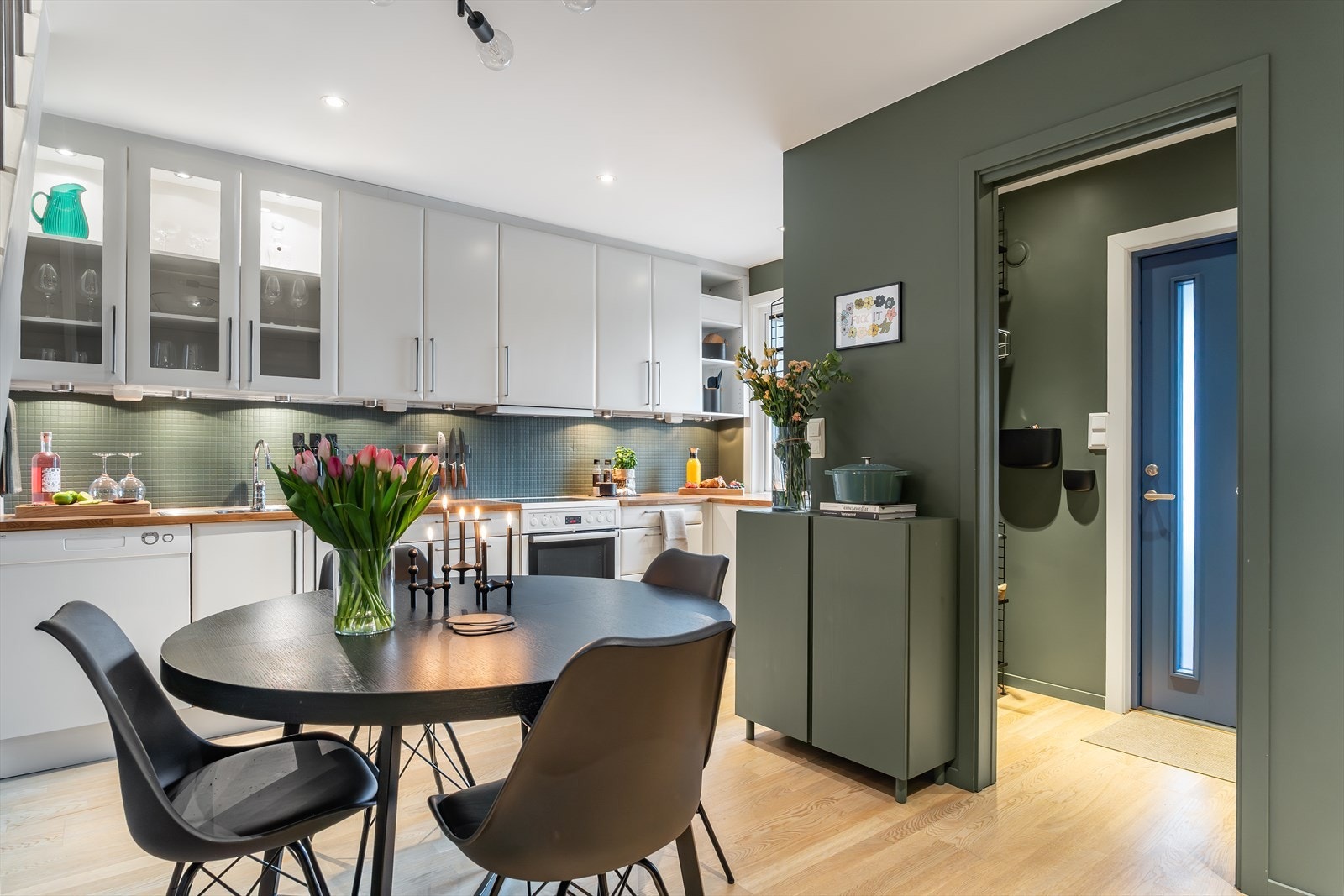 Fra vindfang kommer man videre til kjøkken med spiseplass Galleribilde