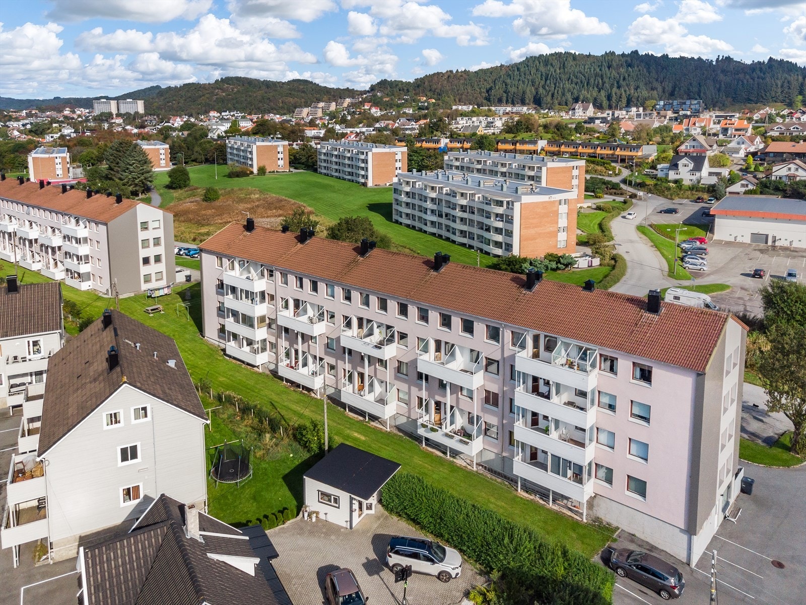 Tilbaketrukket beliggenhet i område med flere blokker - Opparbeidet felles uteområder Galleribilde