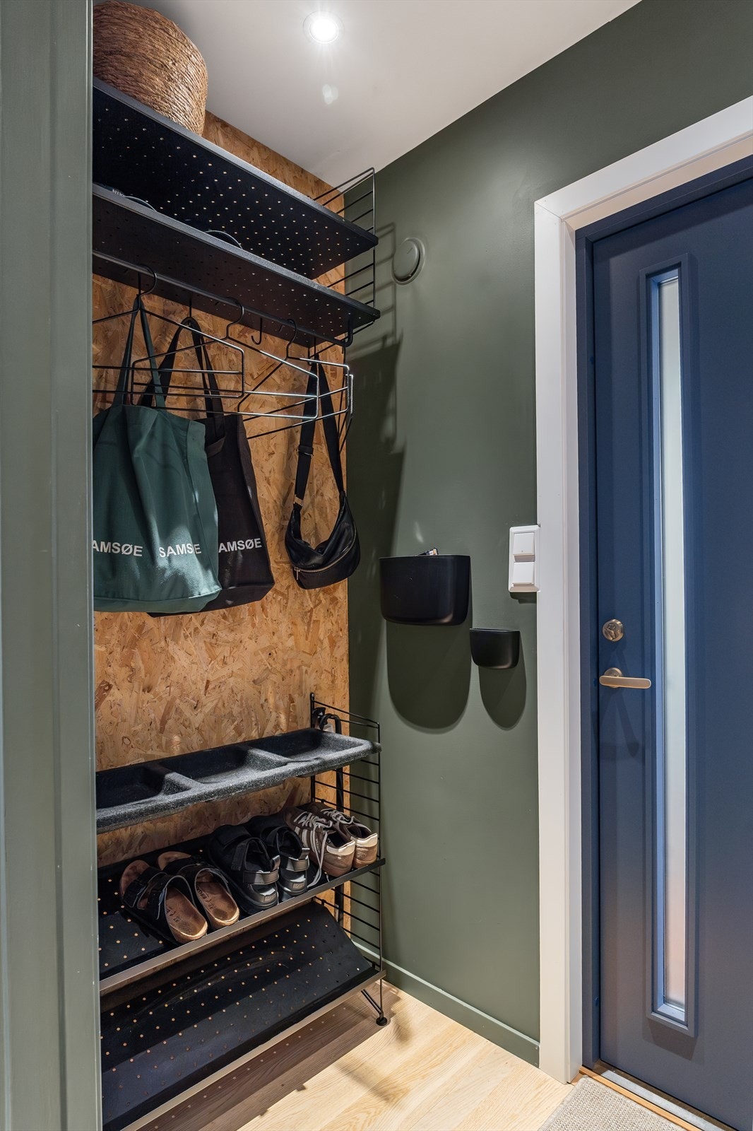 Velkommen inn! Vindfang med plass til å henge av seg yttertøy Galleribilde