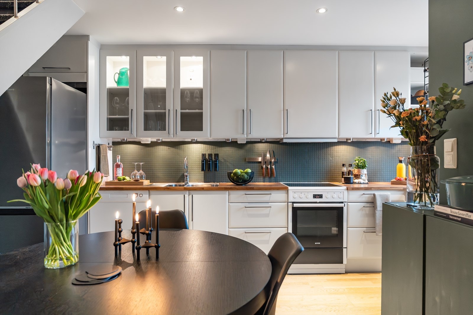 Kjøkken har god skap- og skuffeplass Galleribilde