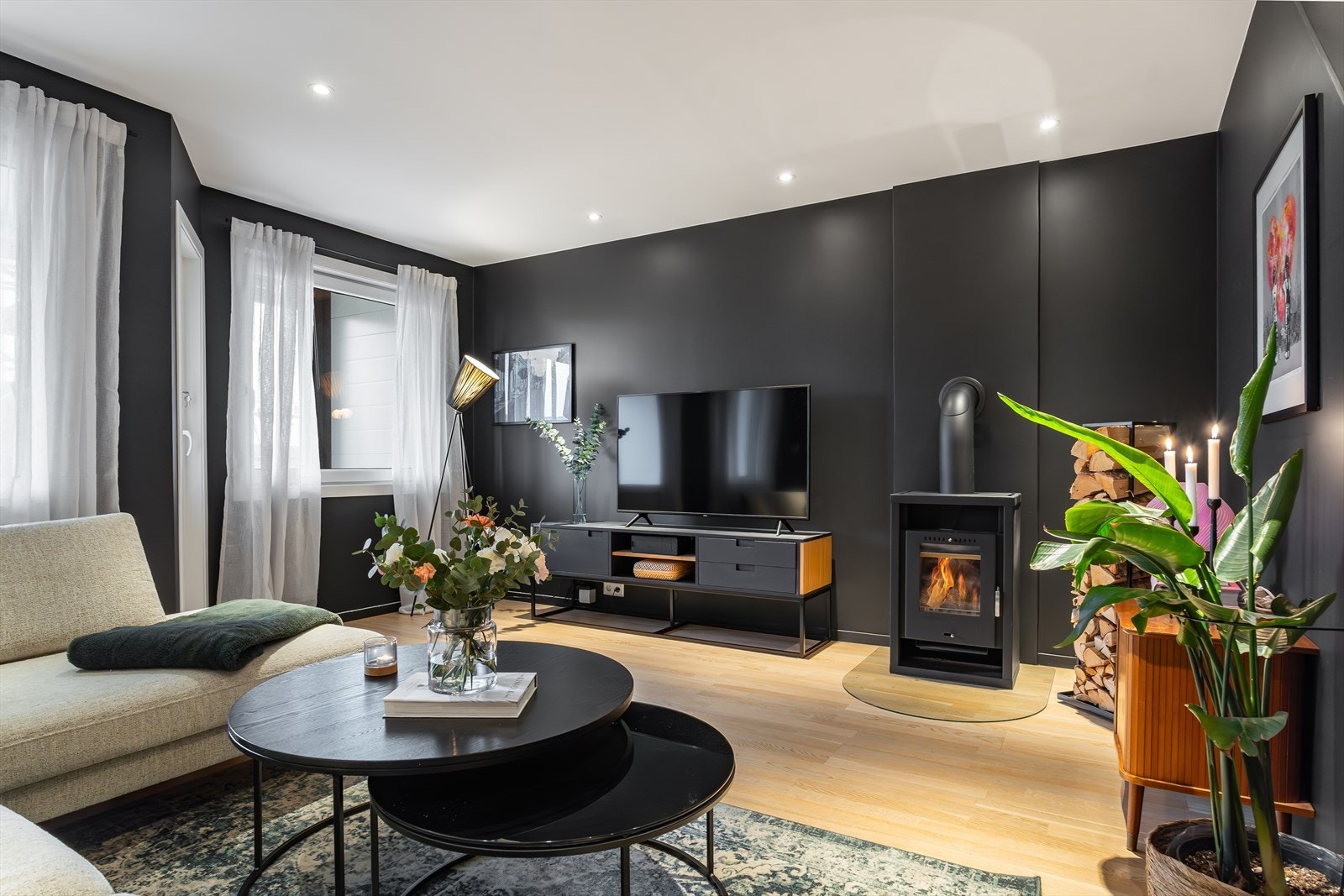 Stuen har stilren vedovn i stuen, denne gir fin og lun atmosfære på kalde dager Galleribilde