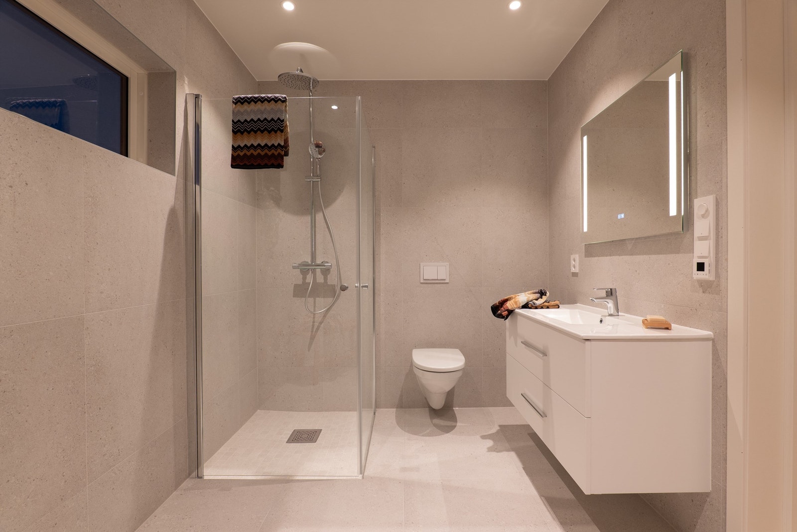 Badet er nyetablert og ble ferdigstilt i februar 2026 med lekre møbler fra Alterna. Galleribilde