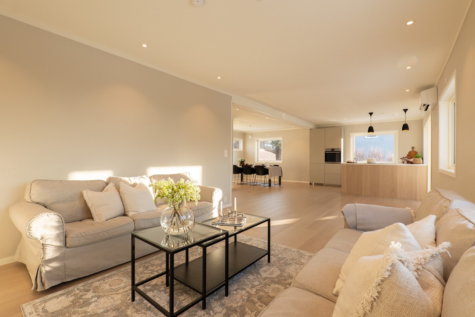 Innvendig er i praksis alt nytt, så vel overflater som tekniske installasjoner. Helt ny er ikke minst også romløsningen. Galleribilde