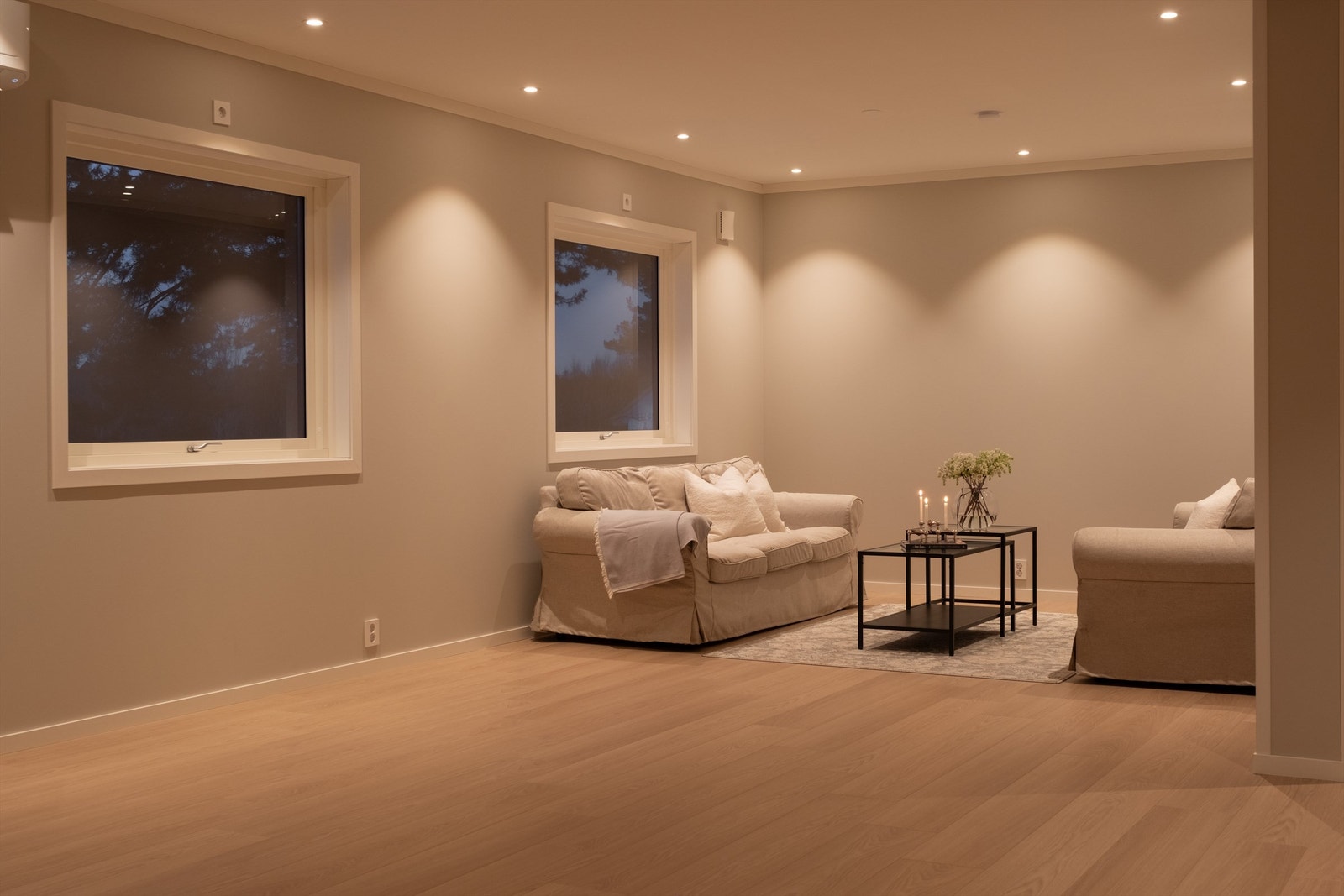 Himlingenes innfelte spotter er soneinndelt og kan dimmes. Nytt elektrisk anlegg er trukket opp samtidig med renovering. Galleribilde