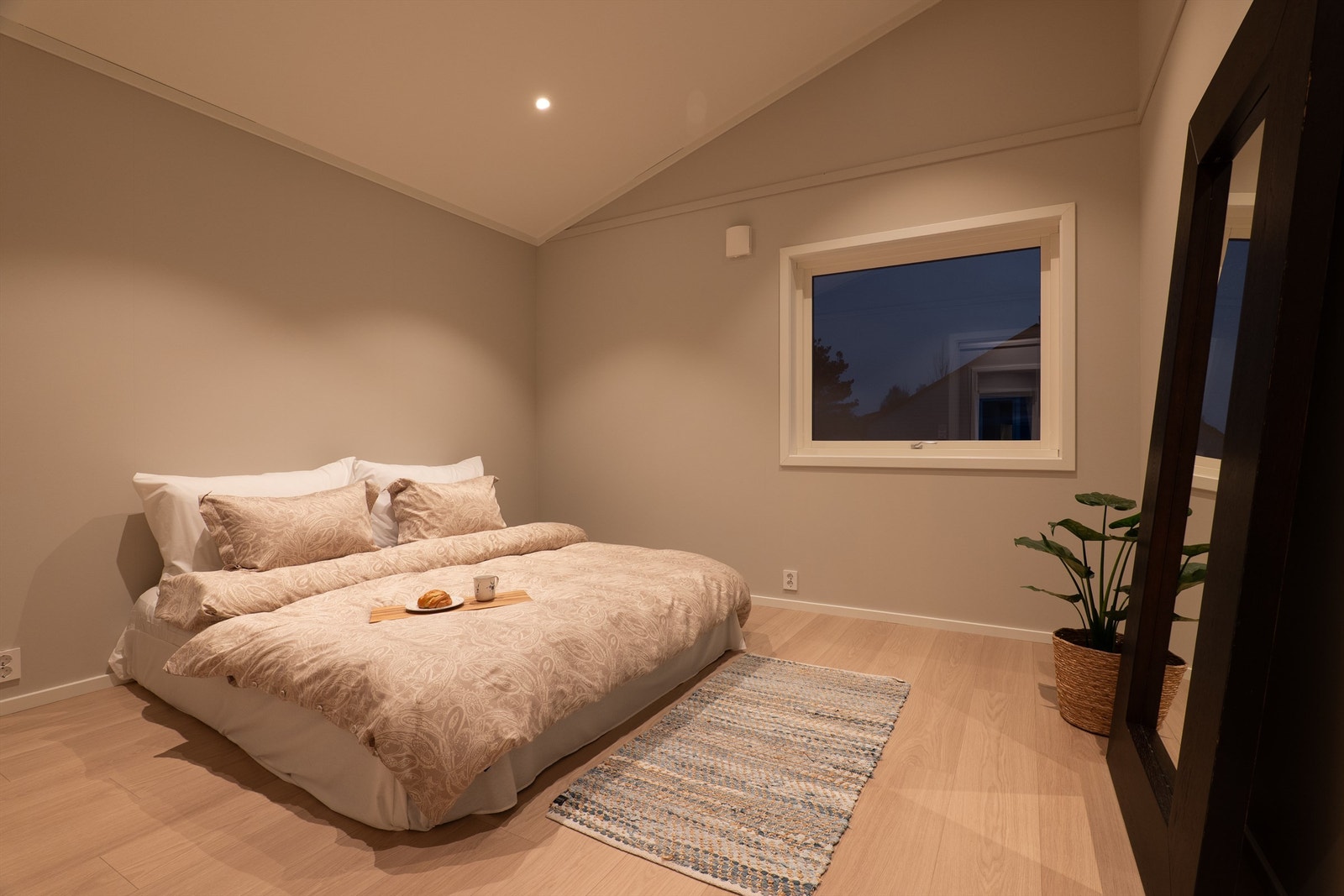 Blant de tre eksisterende soverommene er dette størst og et naturlig hovedsoverom, med ca. 11 kvm. gulvflate. Galleribilde