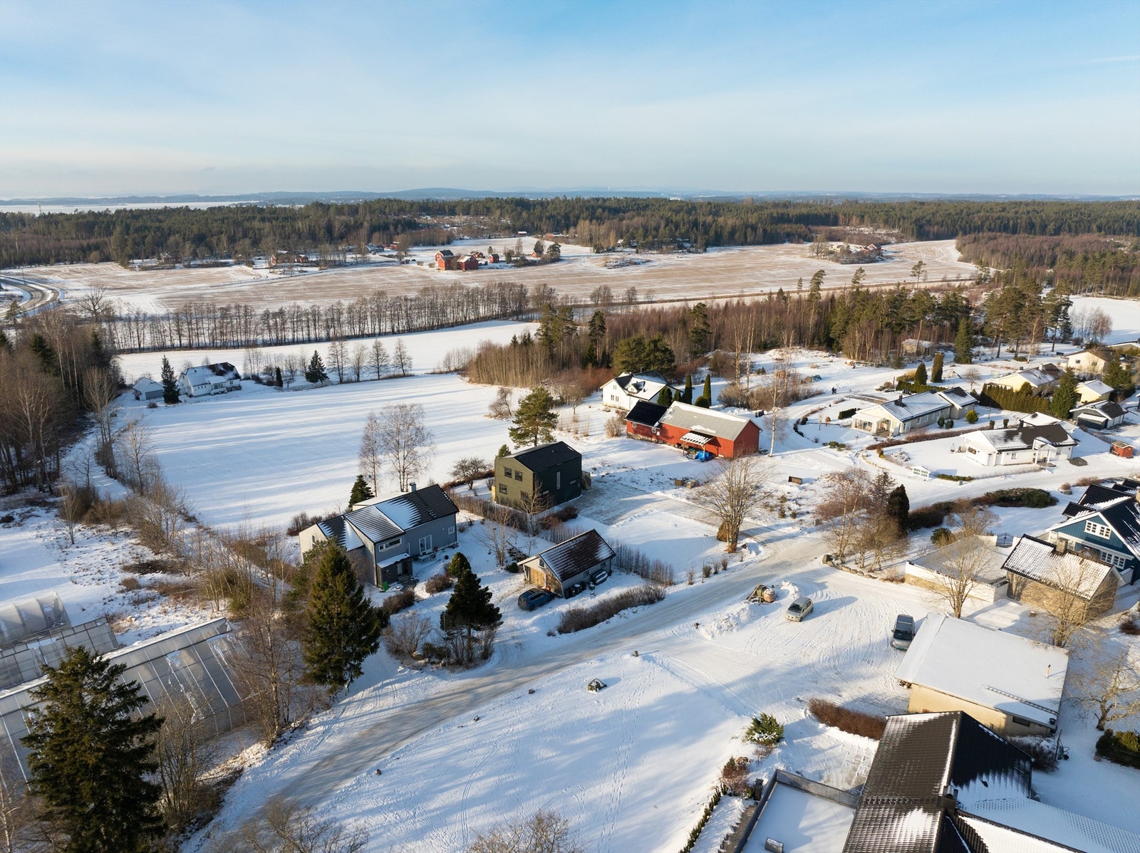 Eiendommen er attraktivt beliggende vestsiden av både Koretveien og den ellers veletablerte boligbebyggelsen i nabolaget. Galleribilde