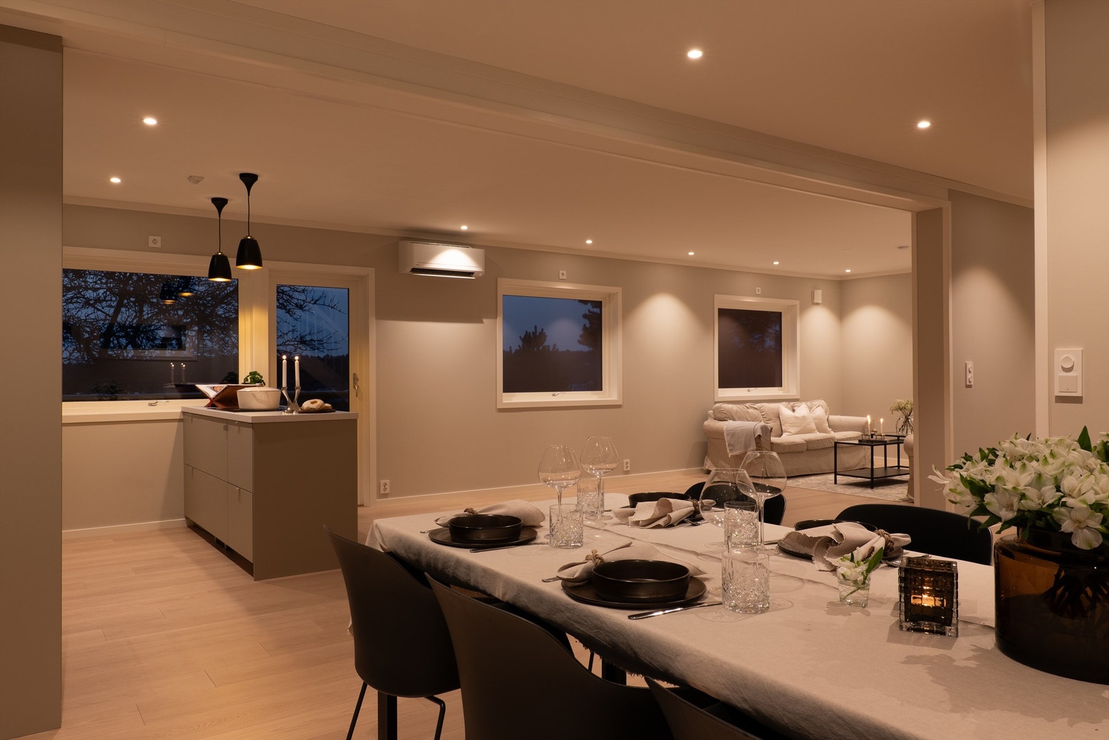 Varmepumpe er installert i 2026, med innvendig del i stuen. Boligen varmes ellers opp med hjelp av elektrisitet. Galleribilde