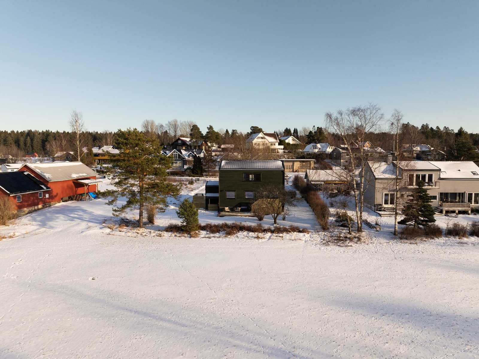 Med tilstøtende boligbebyggelse på én side samt åkerlandskap i nord og vest oppleves eiendommen som usjenert. Galleribilde