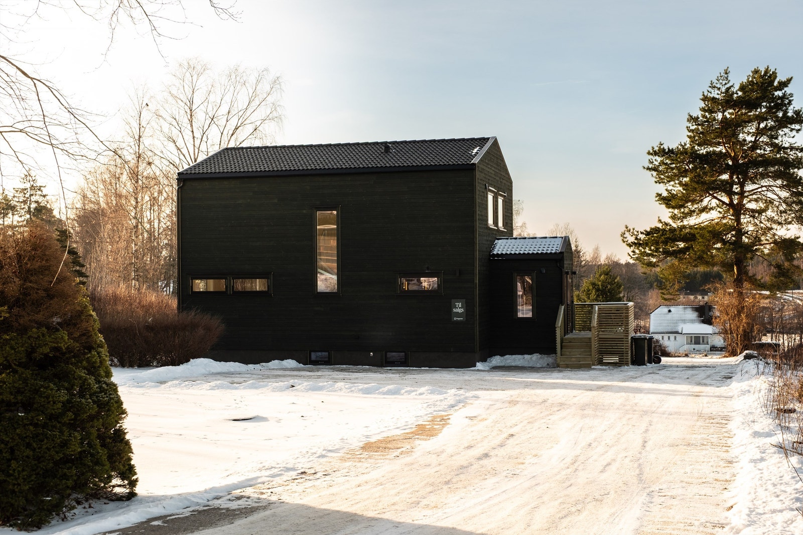 Det er søkt om og godkjent oppføring av dobbelgarasje på tomten. Tegninger av garasjen foreligger. Galleribilde
