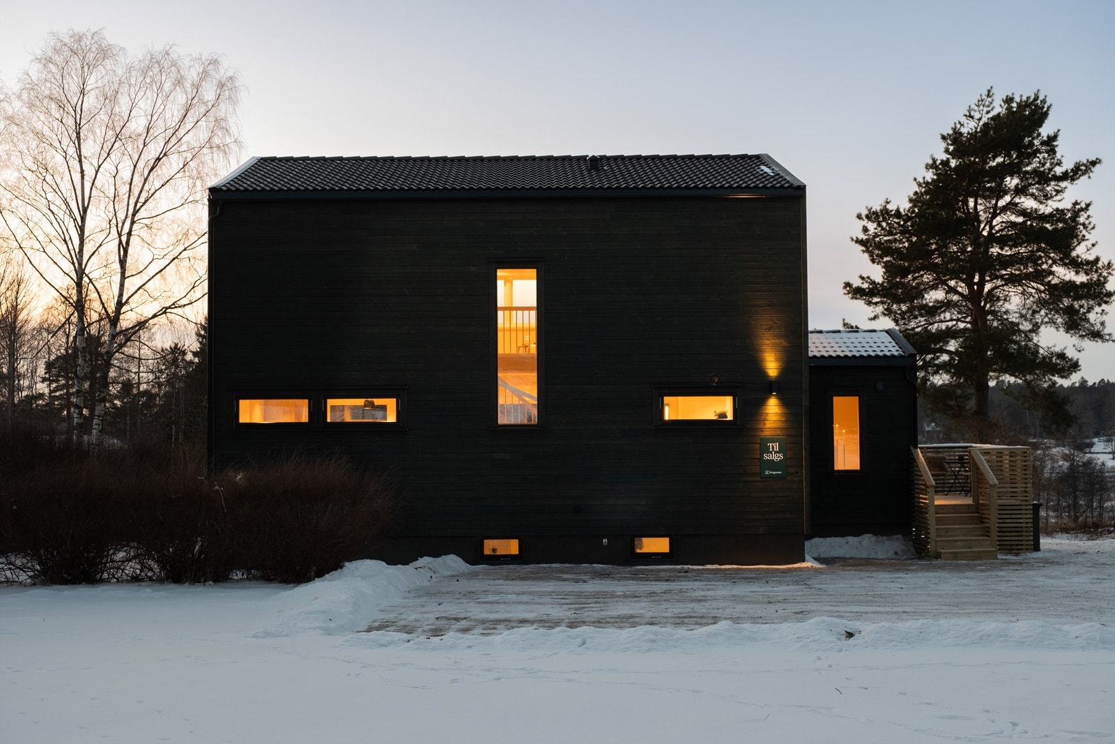 Gjennom 2025 ble boligen påbygget med ny andre etasje og nytt tilbygg til første. Opprinnelig del fra 1962 ble samtidig helt ombygget.
Fotograf; Kristoffer Kristiansen. Galleribilde