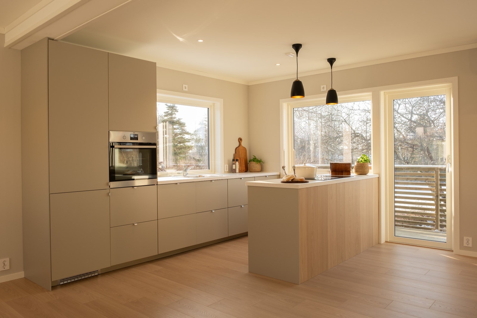 Som et stort og iøynefallende møbel står det helt nye kjøkkenet fra IKEA, midt i den sosiale sonen. Galleribilde