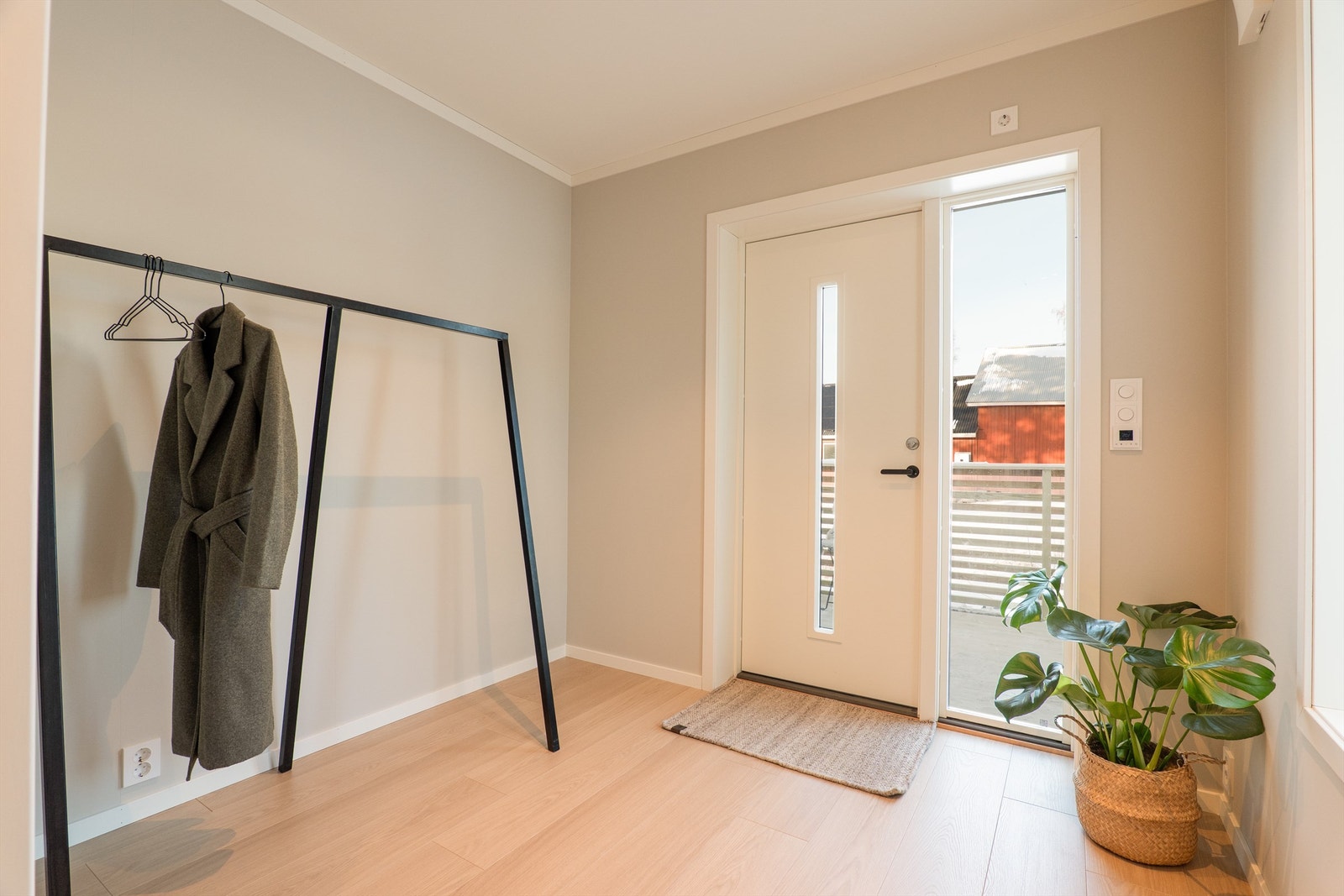 Ny er også entreen som er tilbygget første etasje. Her er det varmefolie under parkettgulvet og mulighet for skyvedørsgarderobe. Galleribilde