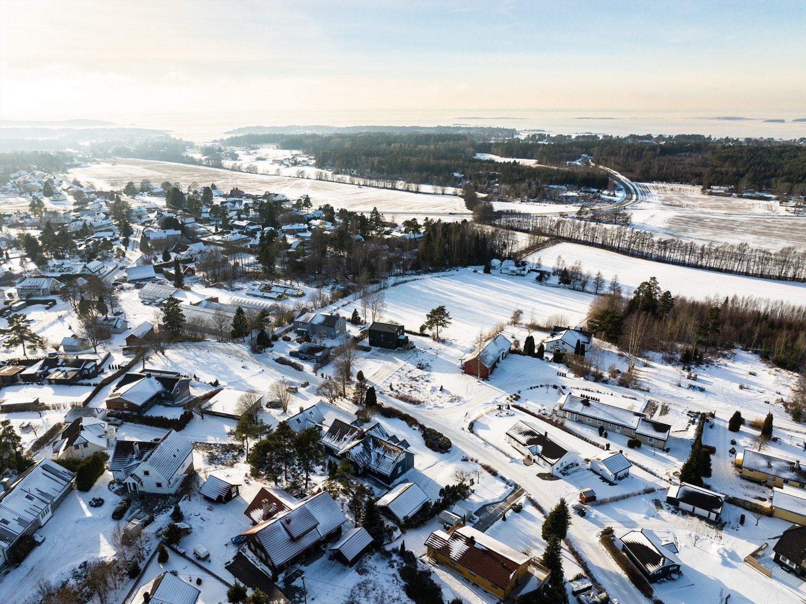 Til barne- og ungdomsskole på Manstad er det kun en kort sykkeltur. Buss til og fra byen stopper ved innkjøringen til Koretveien. Galleribilde