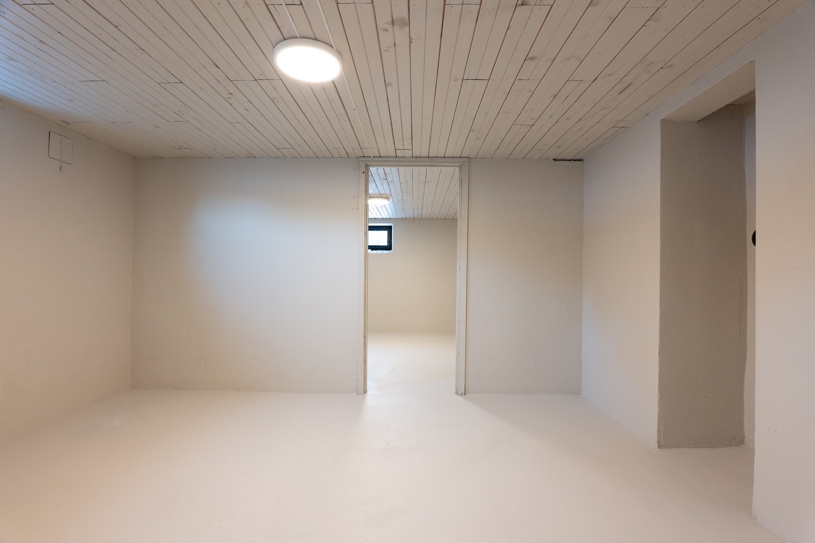 Kjellerrom byggemeldt som vaskerom, med tilknyttet tørkerom innenfor. Galleribilde