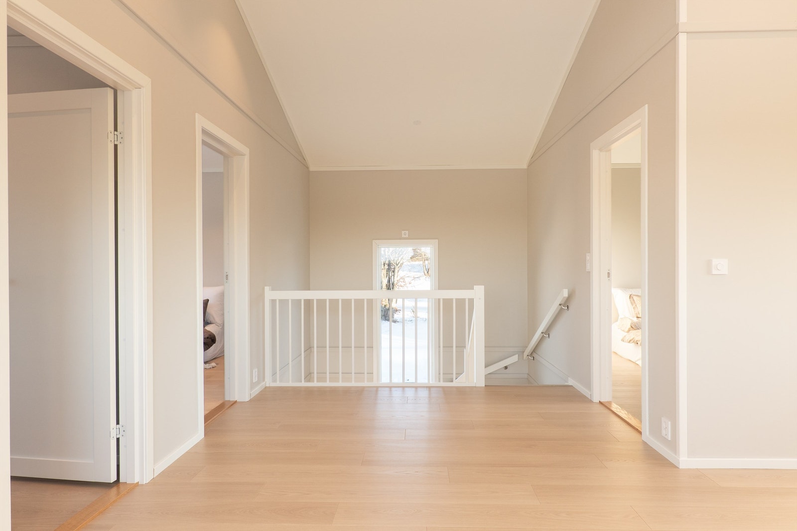 Med tre soverom og mulighet for ytterligere ett kan familien sove samlet på én flate i andre etasje, noe som er spesielt gunstig mens barna er små. Galleribilde