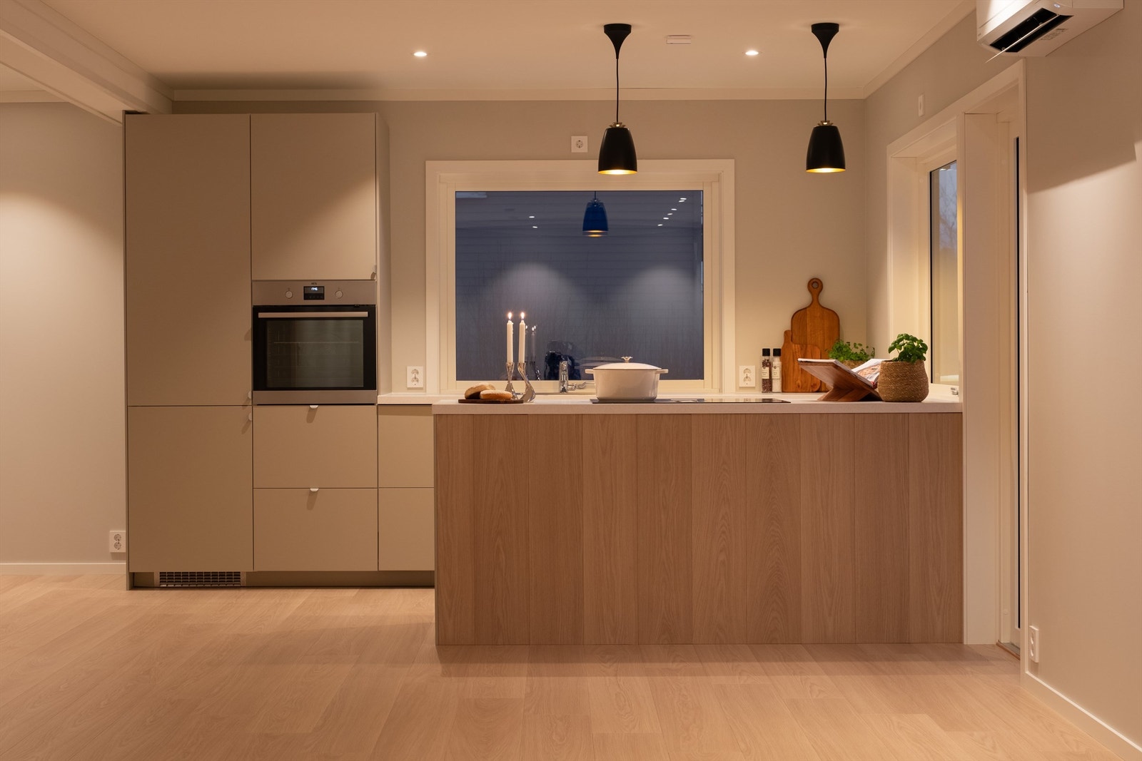 Platetopp med innbygget avtrekk er integrert i øyen. Her beholdes kontakten med øvrige i rommet mens maten lages. Galleribilde