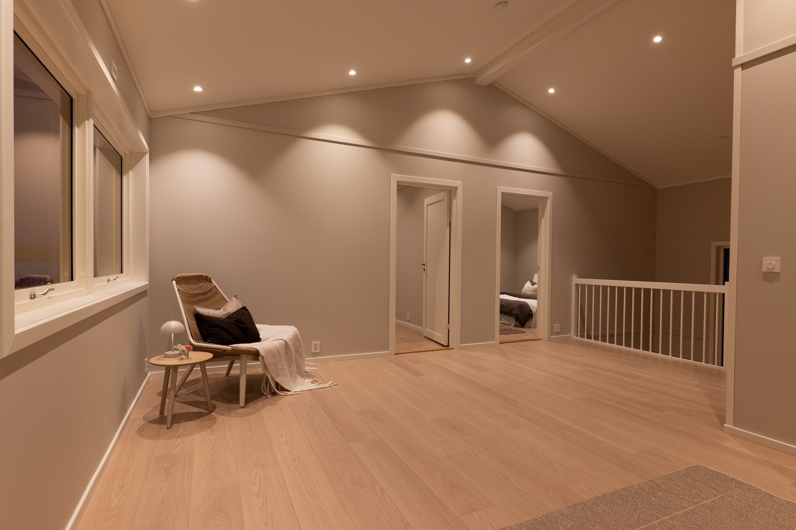 Etasjens himlinger skråner opp til en luftig høyde og har betydelig positiv innvirkning på romfølelsen. Galleribilde