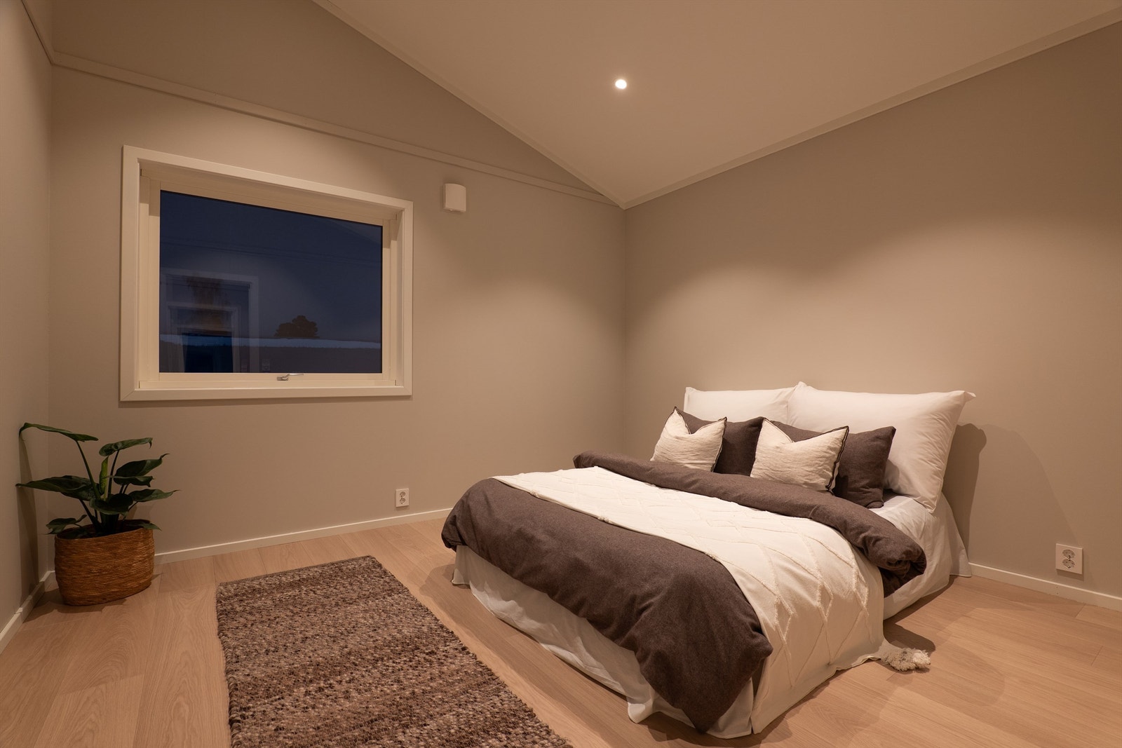 Dette og tilstøtende soverom har begge ca. 10 kvm. gulvflate hver. Galleribilde