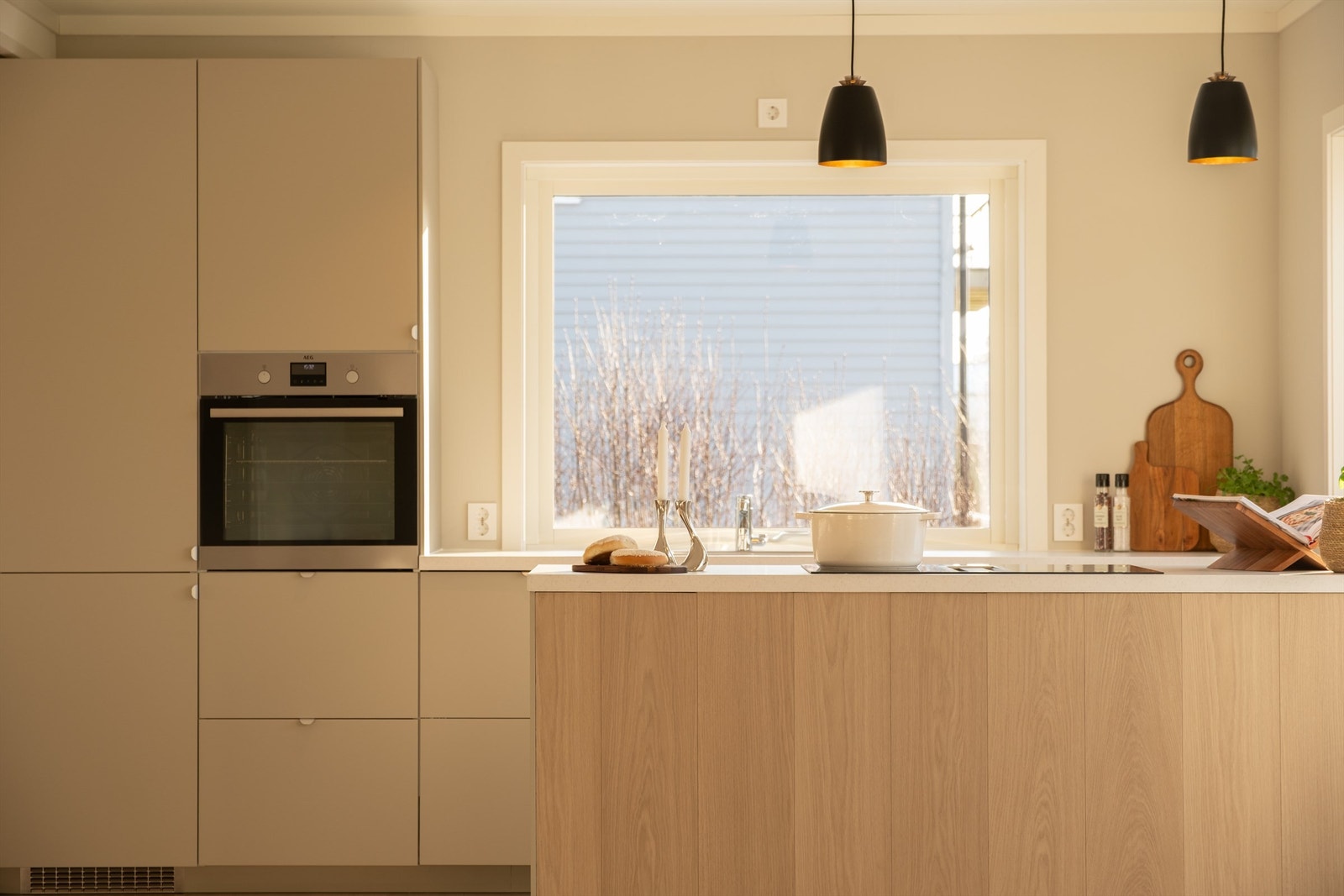 Kjøkkenet er komplett med integrerte hvitevarer - klart til bruk. Galleribilde