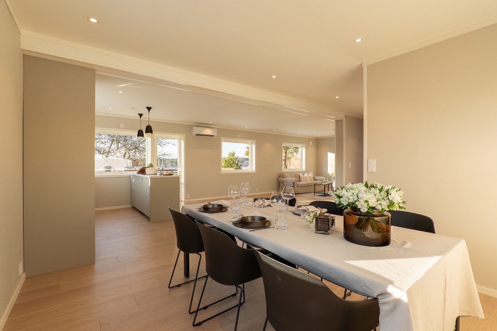 Den åpne romløsningen gir fleksibilitet rundt innredning og møblering. Store sittegrupper er det plass til på begge sider av kjøkkenet. Galleribilde