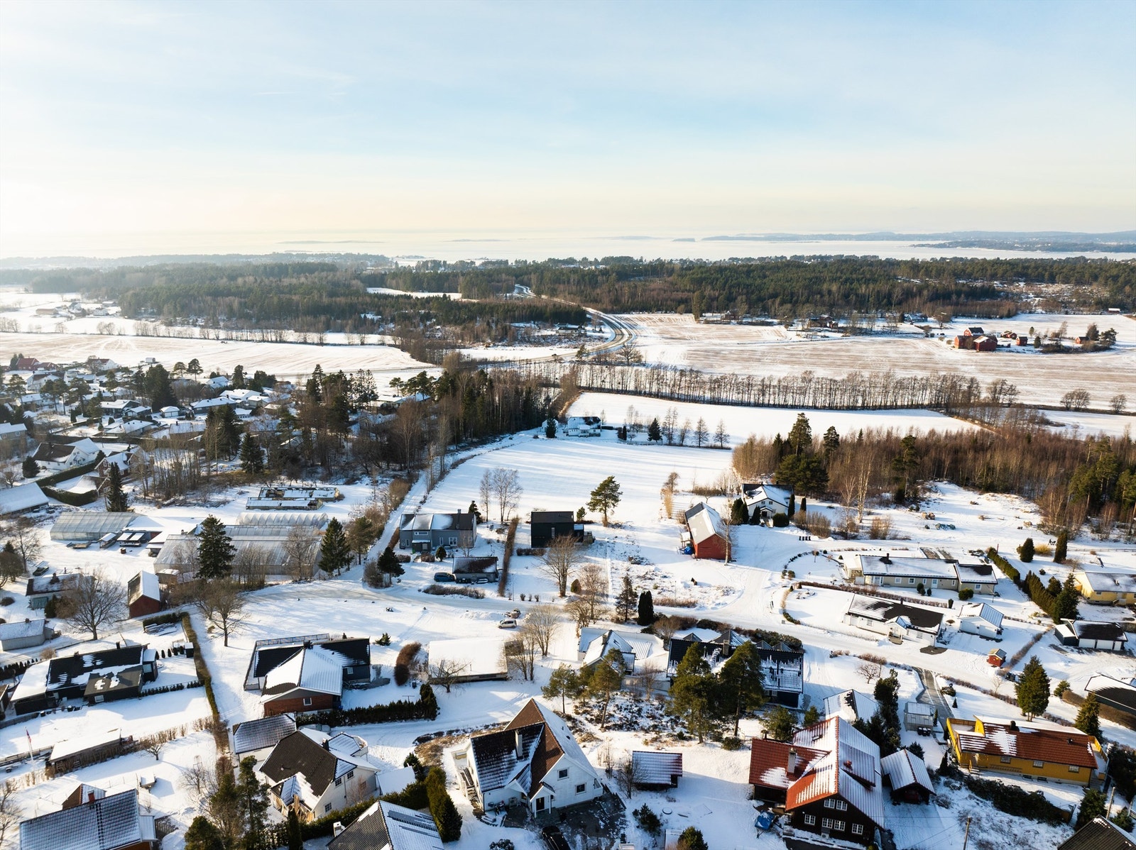 Skog og mark med et mangfold av turmuligheter finnes like utenfor døren. Sommerstid er også nærheten til sjøen et stort pluss. Galleribilde