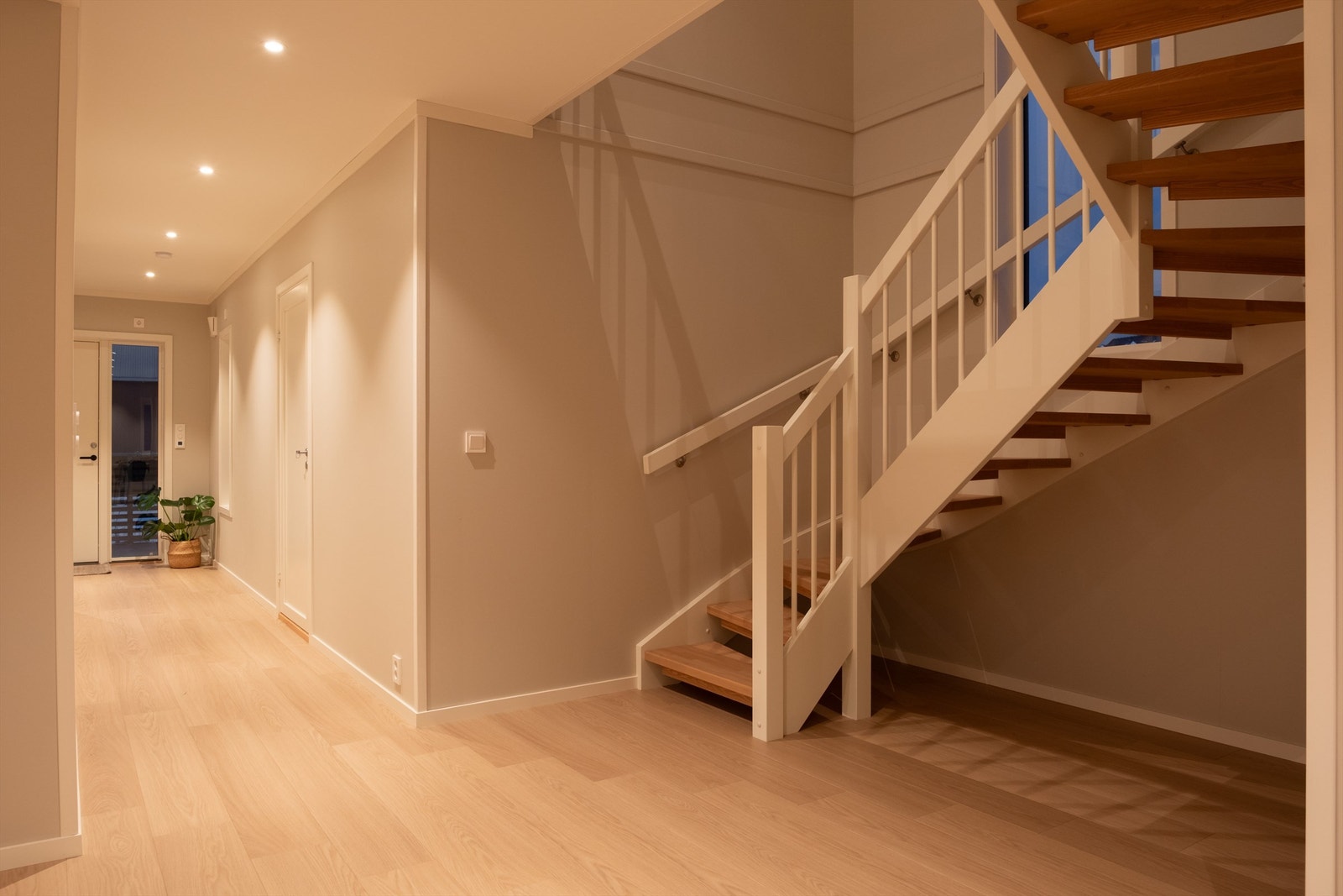 Samtidig med renovering ble både nytt bad etablert i første etasje og ny andre etasje påbygget boligen. Galleribilde