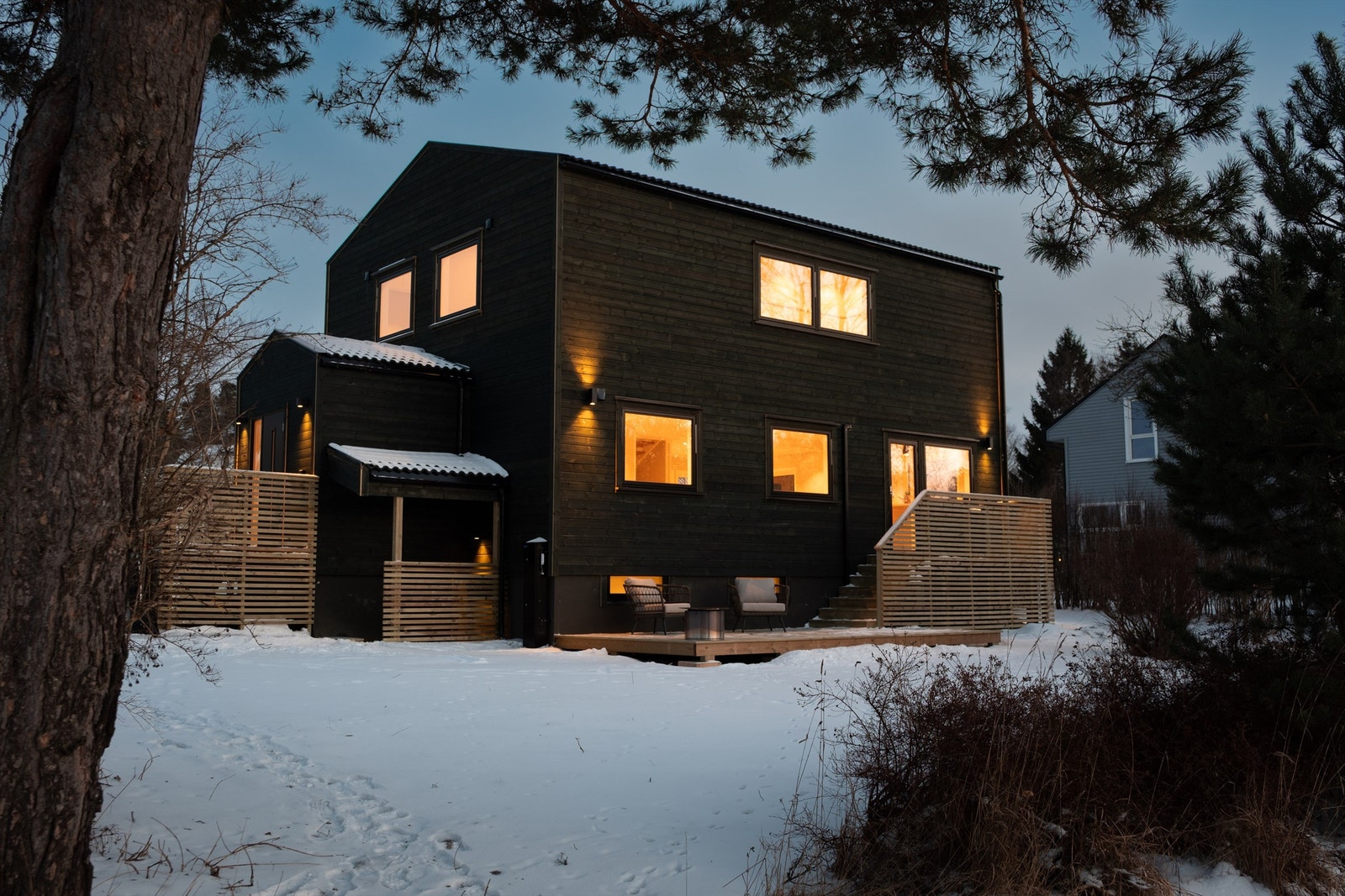 På den over 1 mål store tomten er det masse boltreplass for familien. Hagen er veletablert og lettstelt. Galleribilde