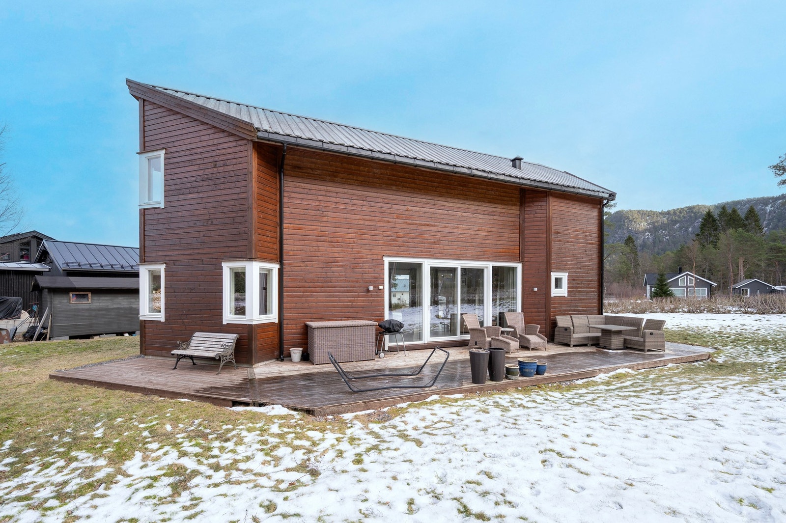 Flott uteplass med mye boltringsplass. Galleribilde