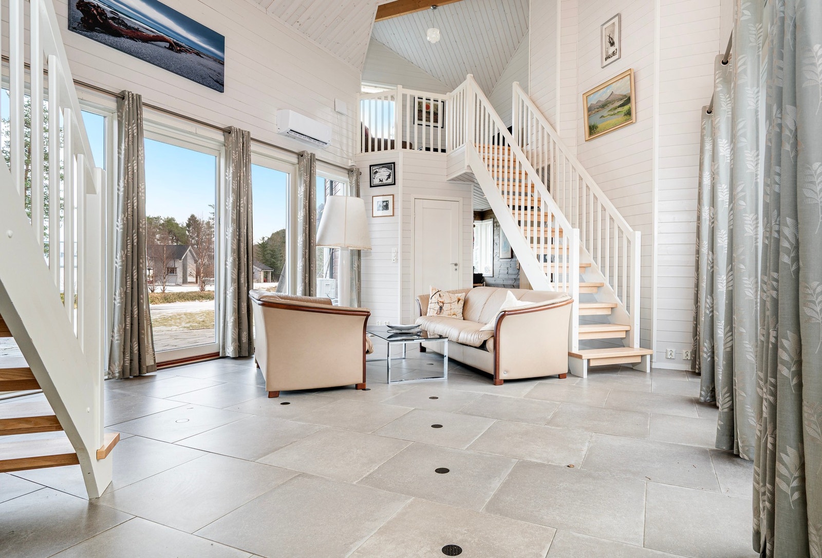 Flis på gulv og malt panel på vegg. Galleribilde