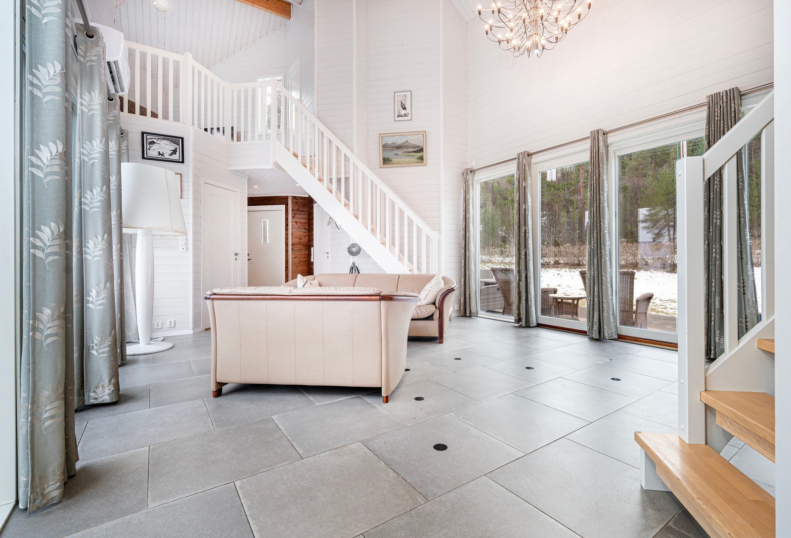 Store vindusflater slipper inn mye lys. Galleribilde