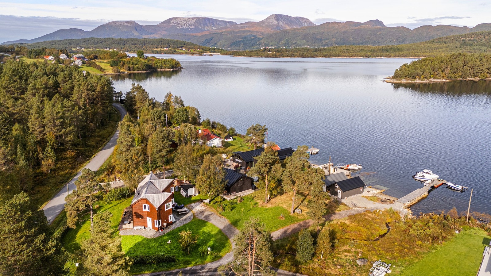 Fritidsbolig i et rolig og attraktivt område i Kvernhusmyra, like vest for Juvågen. Galleribilde