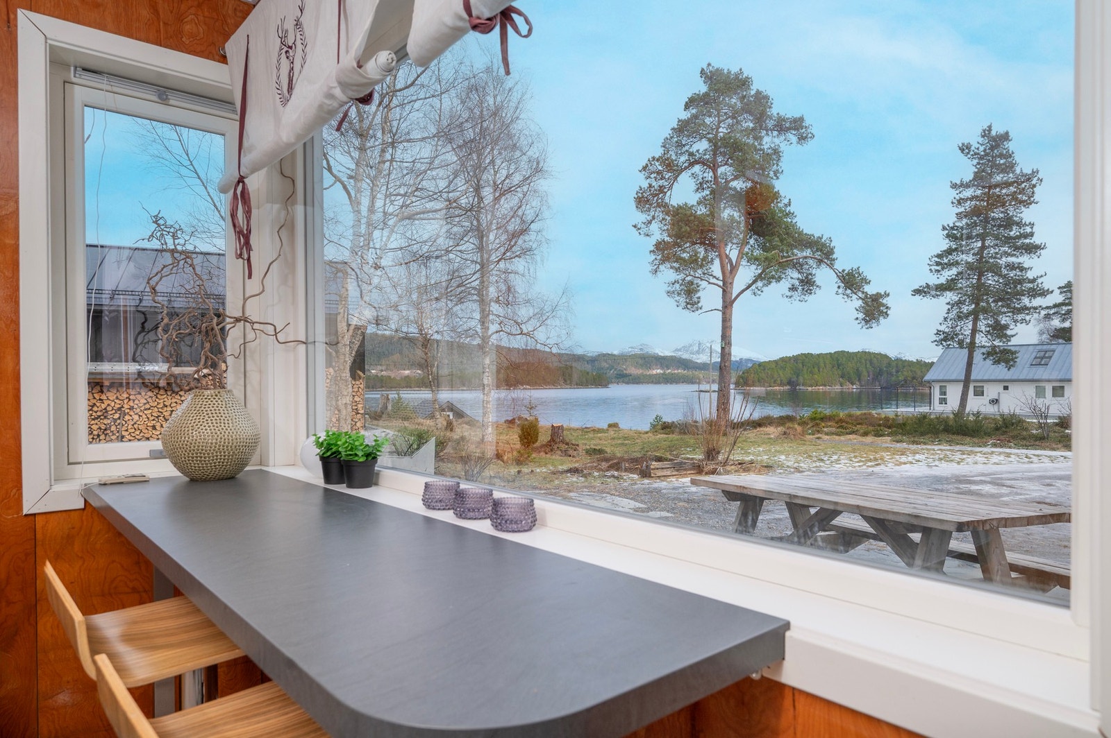 Spiseplass med idyllisk utsikt. Galleribilde